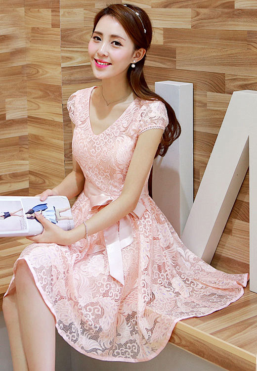 
蕾丝雪纺连衣裙，甜美的浅粉色，简洁的...