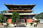 #中国古建筑# 【独乐寺】始建于隋，辽统和二年（公元984年）重建。主体建筑山门、观音阁是我国木结构古建代表作。山门为我国现存最早的庑殿顶山门。观音阁通高23米，是我国最古老的木结构阁楼式建筑。观音阁斗拱硕大、因位置功能不同共24种，为我国古建之最。阁内16.8米的观音像为现存最高大泥塑站像。
