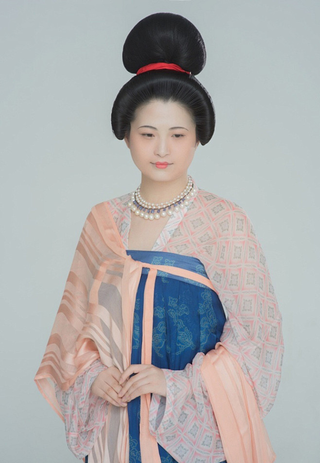 两鬓抱面的发髻在唐代颇为流行3