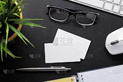 办公办公桌, 配备电脑和耗材。空白名片。具有文本空间的顶部视图