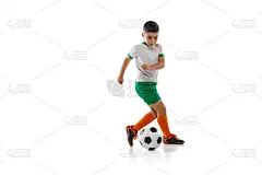 男孩的全身肖像，孩子，足球运动员在统一的训练隔离在白色的背景。运球