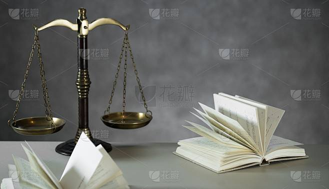 法官用法律书籍和正义的天平敲打。正义观、法理学、法理学。