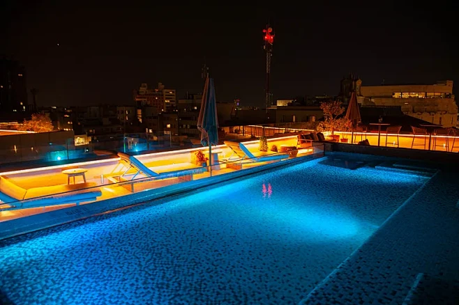 酒店屋顶游泳池在晚上，巴塞罗那图片下载