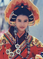 难忘的TVB古装美女——周海媚
TVB80年代中后期当家花旦，当时记得看《怒剑啸狂沙》，除了大漠风情和关礼杰很帅之外，最大的吸引就是周海媚风情万种的眼神和美貌，特别是她一身异域风情的新娘装让人难忘。