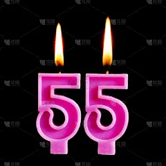 燃烧蜡烛的形式55五十五为蛋糕孤立的黑色背景。庆祝生日、周年纪念日、重要日期、节日的概念