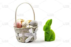 复活节快乐金光装饰的鸡蛋在篮子孤立的白色背景。用于贺卡，促销，海报，传单，网页横幅，文章