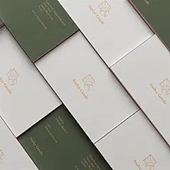 女性时尚品牌名片贴图样机