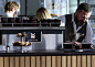 咖啡师巧妙地用 WMF 浓缩咖啡（一款适用于餐厅和餐饮业的半自动咖啡机）制作咖啡。 连贯的设计是由乌尔姆设计工作室 designship GmbH 创建的。 WMF 浓缩咖啡 - 手柄 - 半自动咖啡机 - 2015 年 iF 设计奖 - 2015 年红点奖 - 最佳中的最佳 - designship GmbH - 产品设计 - 工业设计 - 机器设计 - 界面设计 - iF 世界设计指数 - 行业 25 强 -全球 100 强设计工作室 - 我们热爱设计