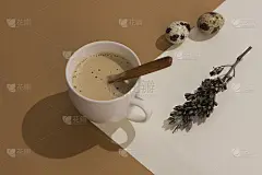 一杯带鹌鹑蛋和干树叶的拿铁，米黄色的背景上有一个坚硬的阴影。复活节贺卡简约主义。新潮的等距米色背景。