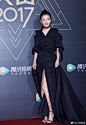 吴倩出席星光大赏，身着黑色优雅礼服，大长腿非常漂亮，颜值气质愈发完美。 ​​​​