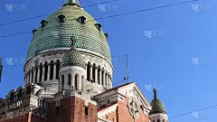 巨大的绿色圆顶和红砖立面，以及Basílica Santa Rosa de Lima的大理石细节，布