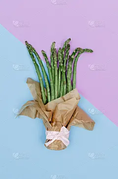 春季创意概念，以牛皮纸为背景，紫色和蓝色的芦笋花束俯视图。