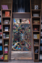它是中国最美书店——杭州钟书阁，一个被“镜像”的世界