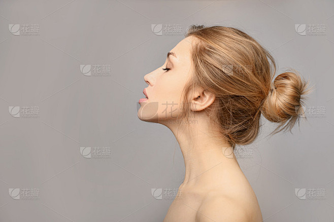 美丽的女性肖像在侧面