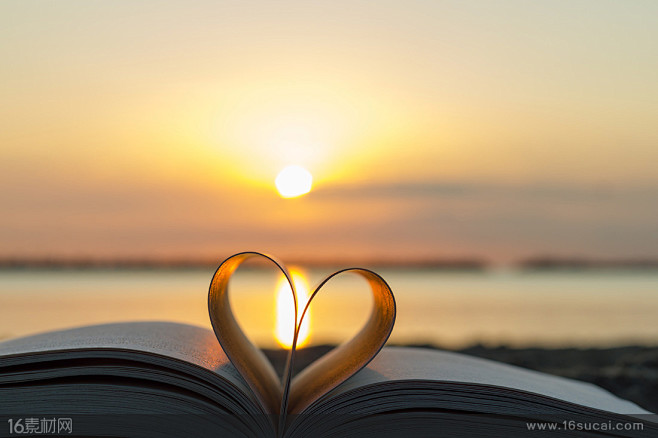 夕阳下的书本折叠的安心高清图片