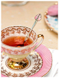 经典的传统英式下午茶有着自己的风格的茶具~无论里面的红茶是来自斯里兰卡还是福建祁门，茶具总是充满着巴洛克式的光鲜华丽