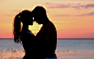 日落 浪漫 女孩和男孩的拥抱 大海 摄影

