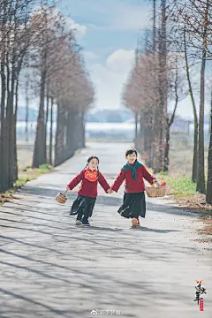 欢欢喜喜过大年 { 腰果 }
眼看就是大年三十了，家家户户都在清扫准备。
我和小闪电妹妹置办起新年表演的物件，一起排练着～舞龙、唱曲、相声……全村的喜庆节目，当然也有我俩的一份！
我们迎着立春的暖阳，在希望的田野上奔跑，感受新年的美好祈愿。
㊗️各位大大～健康吉祥、年年有鱼 ​​​​...展开全文c