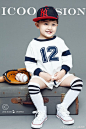 拍摄当天@福宝的妈咪 带了一身棒球服，简单的款式设计正好符合ICOO的拍摄风格，并且ICOO刚好准备了几个棒球运动的小道具 能看出帅哥福宝的多面性哦！#ICOO 型系列#