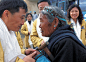 2003年，深圳志愿者赶到西藏的日喀则，为当地贫困白内障患者施行免费手术。