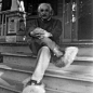 15、爱因斯坦穿着搞笑的鞋子
