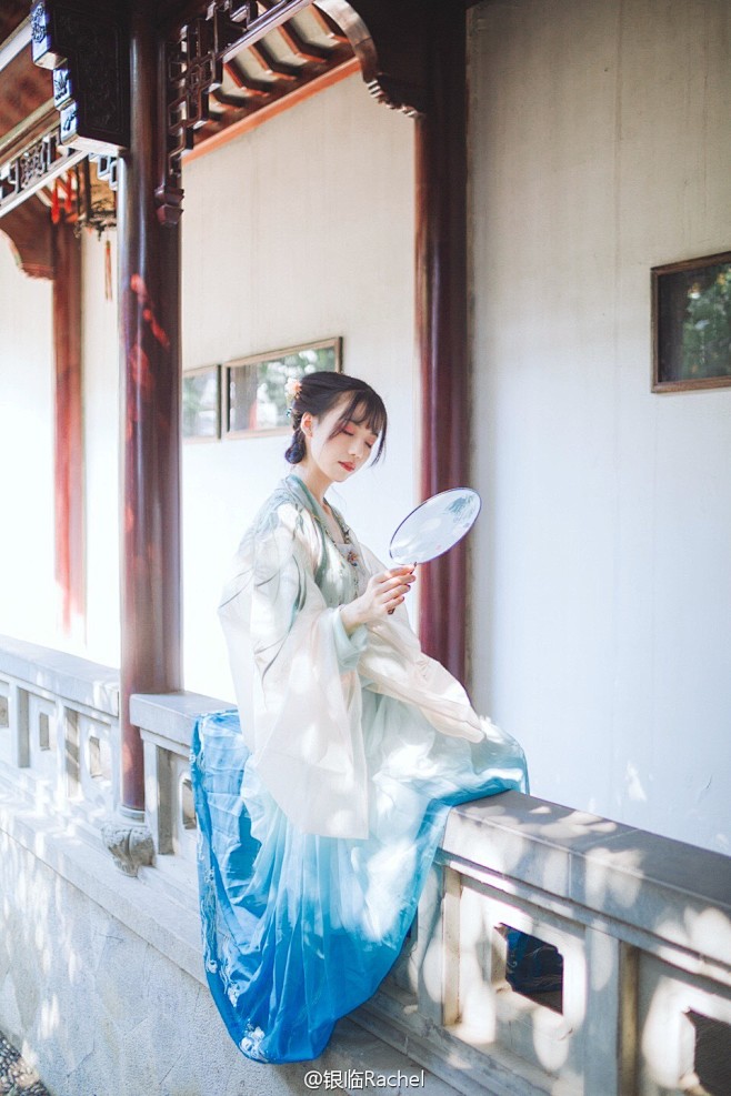 『裙袂不经意沾了荷香，从此，坠入尘网。』