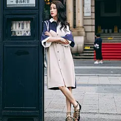 《英伦风宽松衬衫裙》批发价53.9元，批发地址《简柔服饰行》:https://detail.1688.com/offer/550661466775.html?spm=a261y.7663282.0.0.4ZRf2V&amp;sk=consign
零售价79元包邮（新疆西藏内蒙甘肃港澳台不包），零售地址《小资&amp;格调杂货铺》：https://item.taobao.com/item.htm?id=550561400478

这款衣衣设计师设计的是属于比较宽大宽松的版型，介意的亲们慎拍，
也非常适合穿搭
