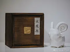 第一次抽奖啦！
追加几张官图。我大概是为数不多的把官图拍的比实物难看的作者。因为陶瓷的质感毕竟只有拿到手里才懂得好。
废话不多说，逍遥羊第二批（仅限以下凝脂和紫锦两款），将于8月15日上午十点半在小店上架预售。同时上架的会有之前五色小羊的套装，当然，套装的数量不会很多
小店链接请 ​​​​...展开全文c