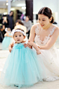 贾静雯和女儿披亲子婚纱 咘咘高颜值萌化人心