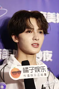 #首都一橘# 浙江卫视秋季盛典
今天的朱正廷超话 怼珍珠糖了吗？
怼啦。拍成表情包的站出来
完美到不知道咋修了 ​​​​