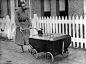 1938年伦敦街头
出现了躲避毒气的婴儿车