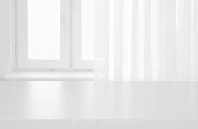 白色桌面在窗帘窗口的模糊柔和的背景