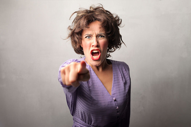 愤怒的女人图片