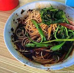 什么叫吃货？吃货就是为了一碗舌尖推荐的8块钱小面倒了两路地铁又换乘10站公交，然后凭借好心大叔的手绘地图找了半小时路，结果老板两手一摊说20分钟！前！刚！卖！完！结局是永不妥协地找到了另一家重庆小面50强：周三老面馆。现在刚吃完，是真香啊，掉眼泪。