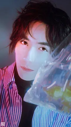 #朱一龙[超话]##朱一龙 并肩前行#  补档@BIGSHOT-SNAP 为@朱一龙 拍摄的最新时尚大片 | 无水印 | 金鱼造型 | 尝试一下浓郁红蓝的风格[doge] | P1P5还是挺清晰的，P3P7么真的尽力了 | 尺寸：1080*1920/ 原尺寸| 手机壁纸尺寸，不同机型不适配的话可以下载后四张原尺寸的[喵喵] | 二传艾特我一下|[喵喵] ​​​   by：@苏酥甜心鸡