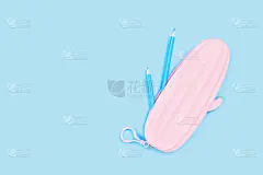 学校文具粉红色的铅笔盒和铅笔