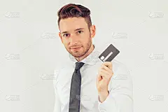 自信的男人用信用卡移动