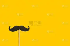 黄色背景上的黑胡子