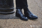 Balmoral巴尔莫勒尔靴
英国有个巴尔莫勒尔城堡，Balmoral Boots 的命名也来自于此。它是为19世纪英国皇室的阿尔伯特亲王设计的。由于城堡地处乡间湿地，为了替亲王寻找一款步行靴，于是女王的鞋匠们就创作出了 Balmoral Boots。这里比较有趣的是，当时维多利亚女王的御用鞋匠是 J.Sparkes-Hall，也就是发明切尔西靴的人。所以很多人也猜测，牛津靴极大可能也是由他设计出来的。常见的靴子制造商有:Carmina，John Lobb，Alfred Sargent和Vass等