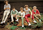 单向乐队（One Direction)是一支来自英国的男子乐队组合。成员包括：Zayn Malik，Liam Payne，Niall Horan，Louis Tomlinson和Harry Styles。五位成员的平均年龄都在19岁左右，他们最小的18，最大的20岁。这五个年轻帅气的小伙子通过英国一档著名选秀节目The x-factor（英国偶像）脱颖而出。之后签约唱片公司Syco Music。@YongQu
