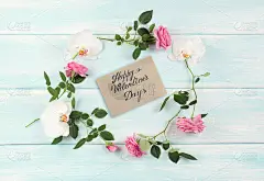 花架由玫瑰和兰花花和贺卡为情人节木制背景