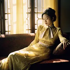 (4/4)一个女孩正在沙发上放松，以张晶娜的风格，英国乡村，历史剧，金色光线，用Ektachrome拍摄的照片，玛丽·比尔，李钟根(AI绘图来自WeDraw.art)