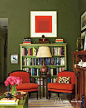 橄榄绿客厅，人入画境中
以橄榄绿为背景的客厅中，想要搭配出奢华、艺术的氛围，可以选择金色古典家具、挂画、灯具等饰品。也可以选择抢眼的桔红色包布家具作强调色。