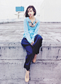 水原希子 （Kiko Mizuhara），蓝色印花上衣+蓝色休闲裤+米色绑带休闲鞋+米色花朵项链-Hi潮-明星衣橱、潮流、韩版、欧美、穿着、搭配、配饰- 轻时尚 潮生活