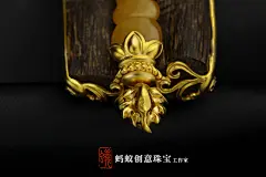 蚂蚁原创设计| 18K金镶嵌
黄翡翠&amp;沉香观音牌吊坠 

也许我爱的已不是你
而是对你付出的热情
就像一座神庙
即使荒芜
仍然是祭坛
一座雕像
即使坍塌
仍然是神
