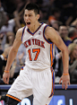 #花瓣人物志#花瓣的晒情人活动，有不少人都晒了喜欢Jeremy Lin , LINSANITY.哦!林书豪，1988年8月23日生于美国加州。美国职业篮球运动员，主打控球后卫，身高191厘米，体重90公斤。美国华裔，祖籍是浙江省嘉兴市平湖，父母70年代从台湾移民到美国。大学期间效力于哈佛大学。虽然在NBA选秀大会上落选，但是在2010年7月21日NBA金州勇士队与这位自由球员签订了一份两年的合同，林书豪也因此成为哈佛大学自1953年后首位进入NBA的球员，同时还成为首位进入NBA的美籍华人。在主场面对湖人