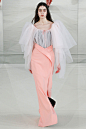 Alexis Mabille 2017春夏系列高定时装秀
当地时间1月23日，Alexis Mabille（艾历克西斯·马毕）于巴黎2017春夏高级定制系列。本季设计师带来了一个张扬个性的婚纱礼服系列，堆积夸张褶皱的装饰、薄纱与内衣睡衣款式的性感组合，艳丽的彩虹色与华丽头冠让人印象深刻。