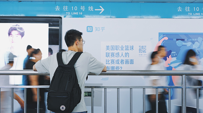 知乎最新地铁广告：人生的难题都藏在知乎的...