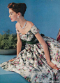 #20th-Century Fashion# #vintage# 
1950s 
裙摆上的花朵