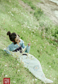 「汉服.古韵.美人」逐舞飘轻袖，传歌共绕梁。动枝生乱影，吹花送远香。